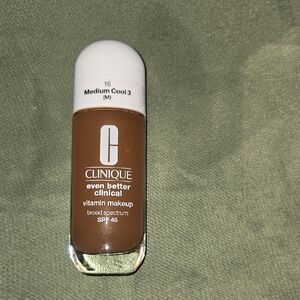 Clinique Even Better Clinical Vitamin Makeup - Medium Cool 3